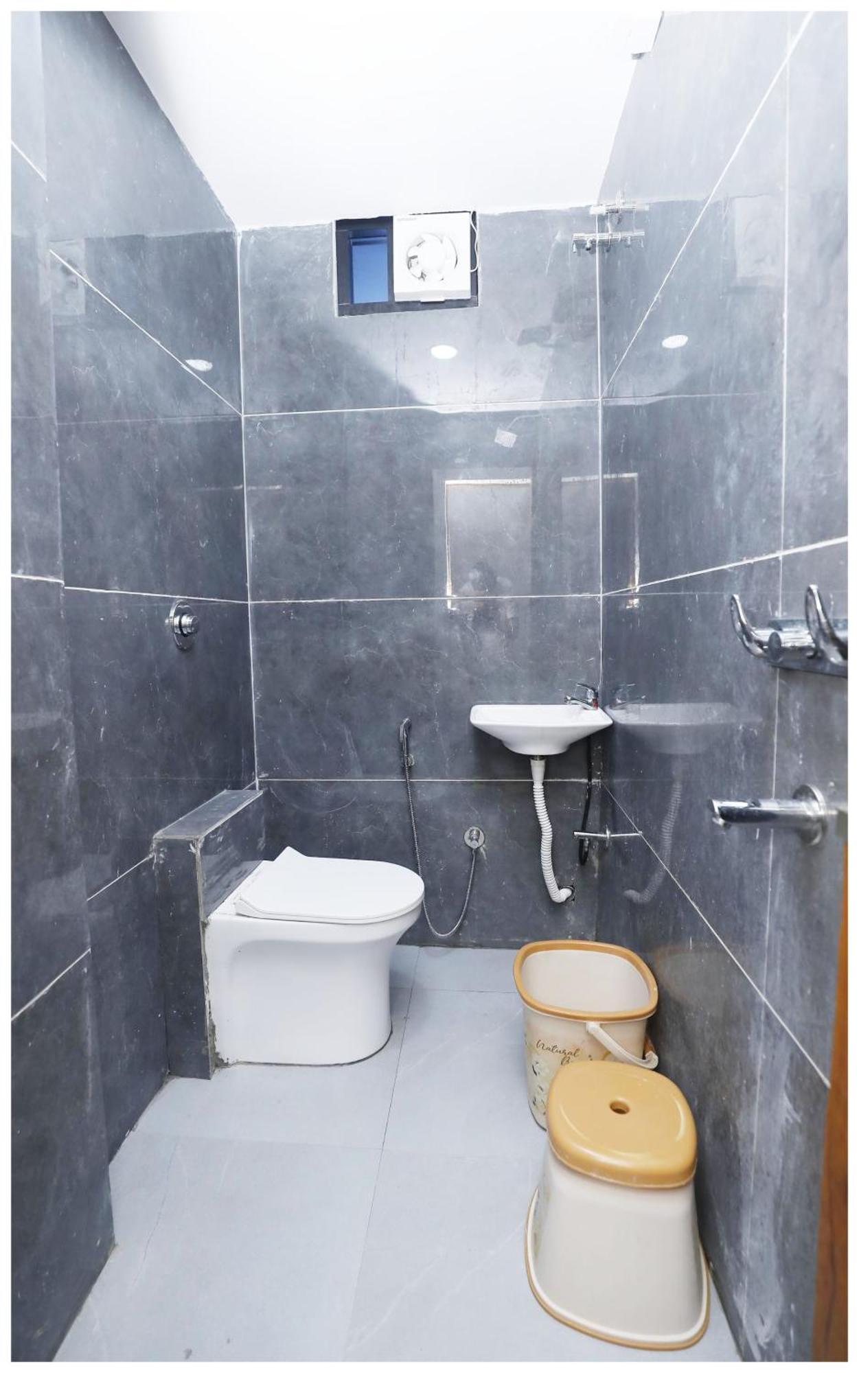 Premium Hotel Ujjain - G A R I M A - Near Mahakal Temple And Rivar - Railway Station - Hygiene & Spacious Room - With Wifi- And Parking Facilities - Best Hotel In Ujjain Zewnętrze zdjęcie