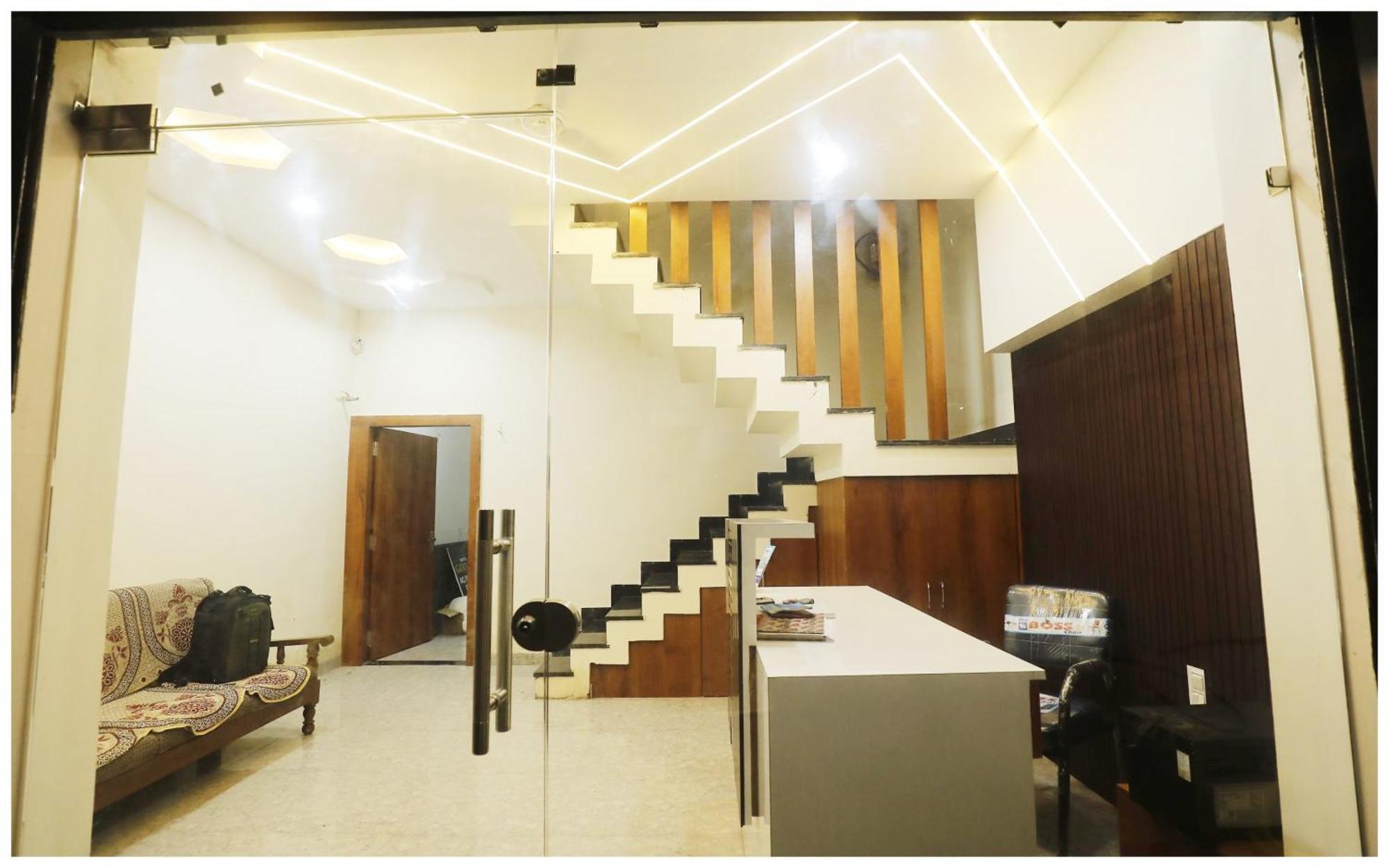 Premium Hotel Ujjain - G A R I M A - Near Mahakal Temple And Rivar - Railway Station - Hygiene & Spacious Room - With Wifi- And Parking Facilities - Best Hotel In Ujjain Zewnętrze zdjęcie