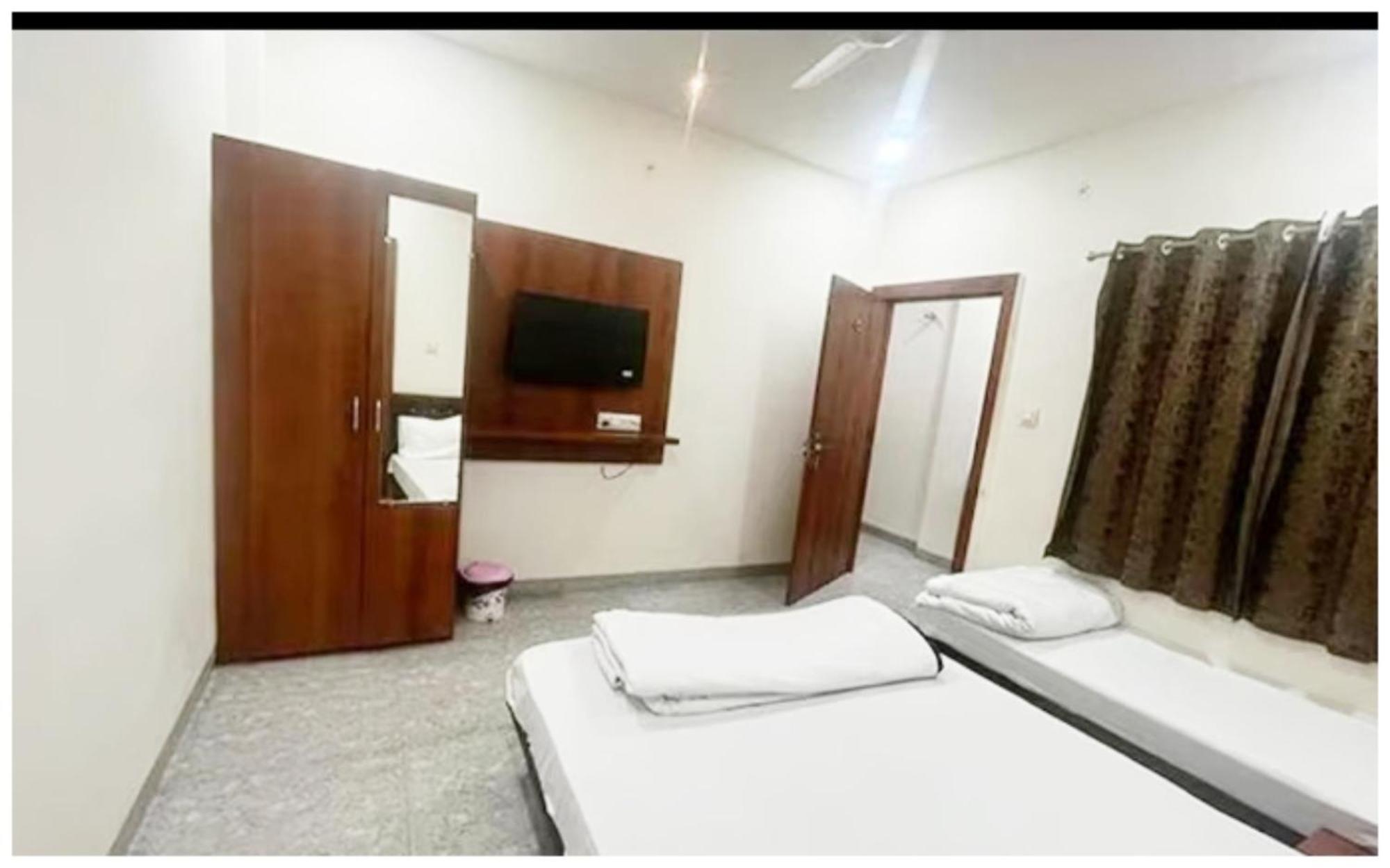 Premium Hotel Ujjain - G A R I M A - Near Mahakal Temple And Rivar - Railway Station - Hygiene & Spacious Room - With Wifi- And Parking Facilities - Best Hotel In Ujjain Zewnętrze zdjęcie